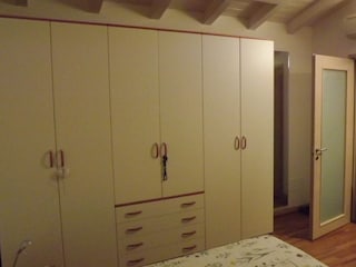 Kleiderschrank.