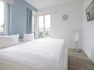 1. Schlafzimmer mit Doppelbett, TV und Verdunklung