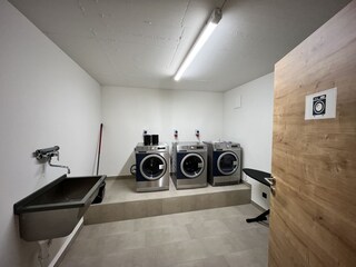 Waschraum mit Trockner, Waschmaschine & Bügeleisen