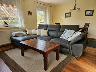 Das gemütliche Wohnzimmer mit Ledercouch