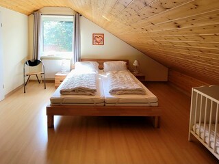Das große Schlafzimmer mit Fernseher im 1. Stock