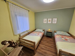 Das Schlafzimmer im Erdgeschoss (je 200cm x 90cm)