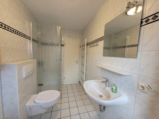 Das Badezimmer mit Waschtrockner + Fenster