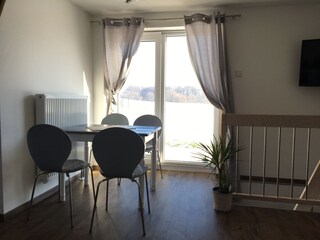 Esstisch mit Blick und Zugang zum Garten