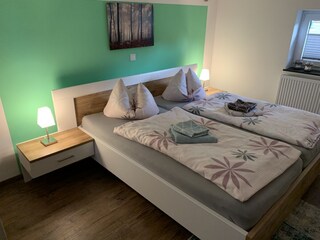 Schlafzimmer mit Kingsize Doppelbett