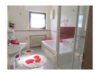 Bad mit Wanne und Dusche