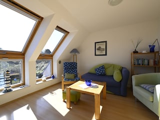 Offener Wohnbereich mit Panoramafenstern
