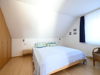 Sep. Schlafzimmer mit Einbauschrank