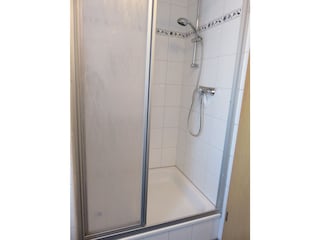 Geräumige Dusche