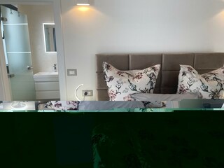 Schlafzimmer 1 mit anschließenden Badezimmer
