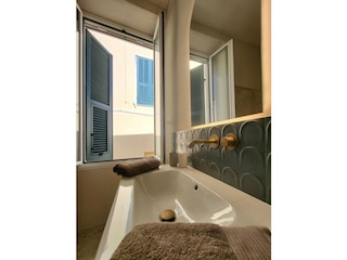 Badezimmer mit hochwertigen Amaturen und Materialien