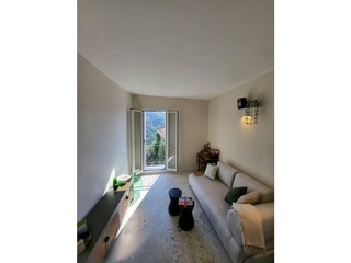 Wohnbereich mit gemütlichem Sofa zum Entspannen