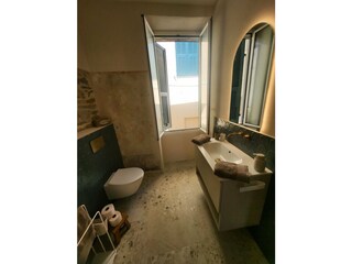 Stilvolles Badezimmer mit Dusche und großem Fenster