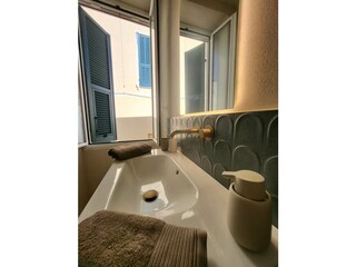 Elegantes Badezimmer mit hochwertiger Ausstattung