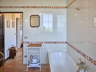 Villa Tenuta Belgatto – Bathroom with bathtub