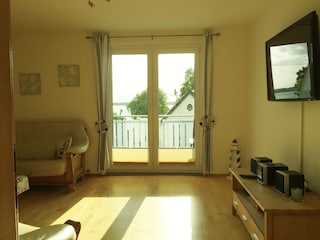 Wohnzimmer mit Balkon und Müritz Seeblick