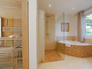 Sauna mit großzügigem Nassbereich