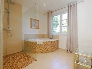 Dusche und Badewanne