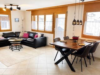 Wohn- und Essbereich mit Zugang zum Balkon