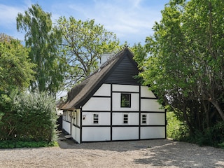 Die private Einfahrt zum Haus mit bequemer Parkmöglichk