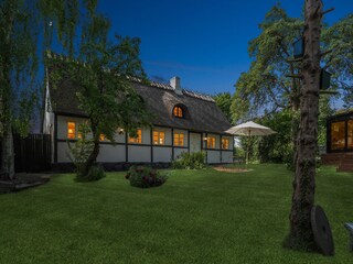 Haus und Garten am Abend unter einem beeindruckenden St