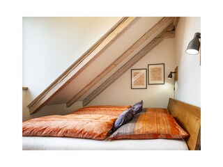 Schlafzimmer mit Doppelbett