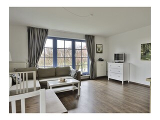 Wohnzimmer mit Balkonfenster