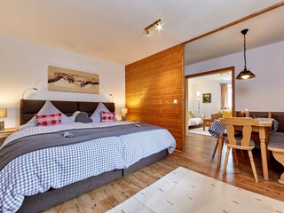 Schlafzimmer mit Übergang zu Wohnzimmer