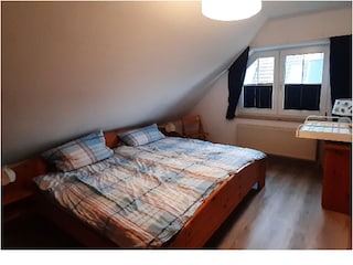 Schlafzimmer mit Doppelbett
