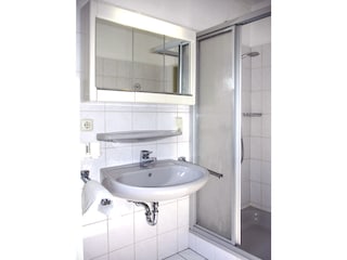 Helles Badezimmer mit Dusche