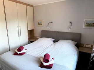 Schlafzimmer EG mit Boxspringbett u. Fernseher