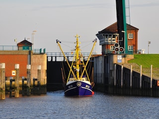 Schiff läuft in den Hafen