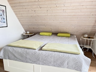 Schlafzimmer im Obergeschoss mit  Doppelbett