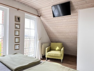 Schlafzimmer im Obergeschoss mit  Doppelbett