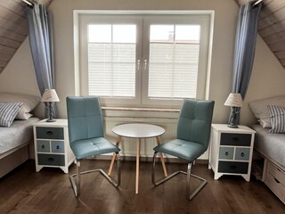 Schlafzimmer im Obergeschoss mit Einzelbetten