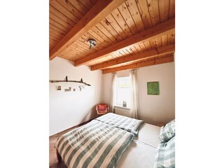 Schlafzimmer mit Doppelbett unten andere Perspektive