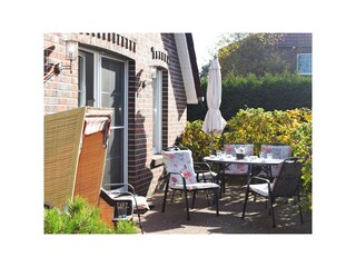 Ferienhaus Teeklipper Terrasse mit Strandkorb