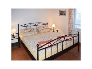 Doppelbett im Erdgeschoss