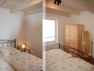 Schlafzimmer mit Schrank und Spiegel
