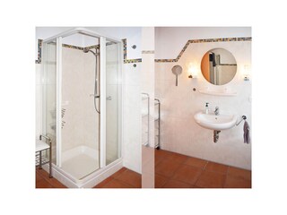 Bad mit Dusche und WC im Erdgeschoss