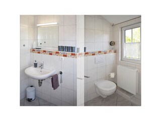 Bad mit Badewanne und WC im Obergeschoss