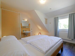 Campus OBERSTUFE - Schlafzimmer 4 mit Dusche/Waschbecken