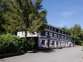 Das Klassentreffen - großer Parkplatz vor dem Haus