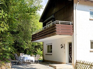 terrasse mit Holzkohle-Grill