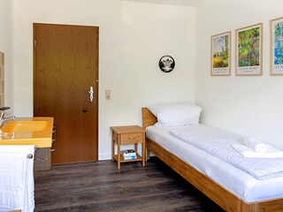 Schlafzimmer 2 mit Waschbecken