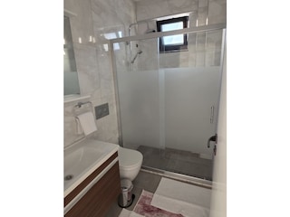 Badezimmer 2 mit Dusche und WC