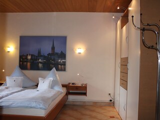 Schlafzimmer vom Wohnzimmer rechts