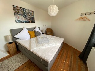 Schlafzimmer mit Boxspringbett