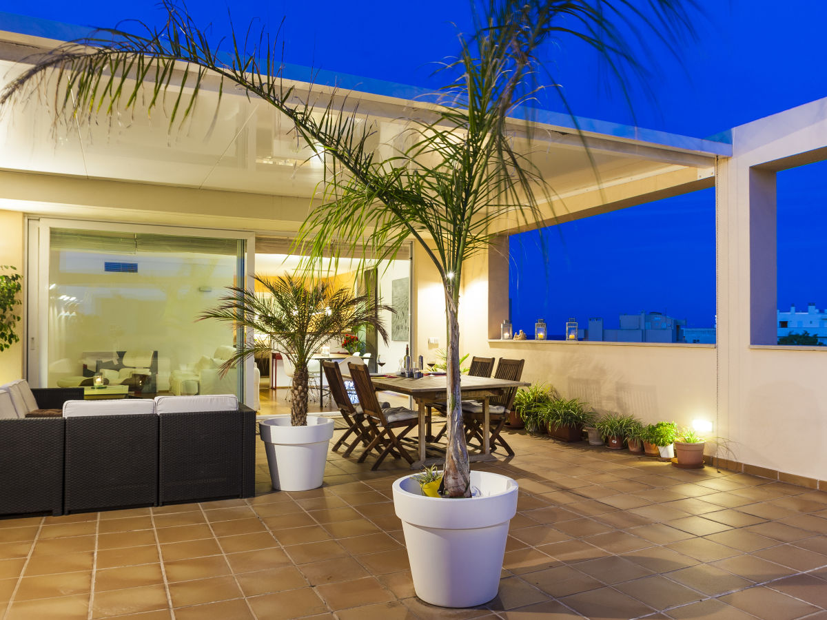 Die grosse Dachterrasse nach Sonnenuntergang