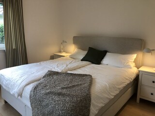Schlafzimmer mit Boxspring-Doppelbett